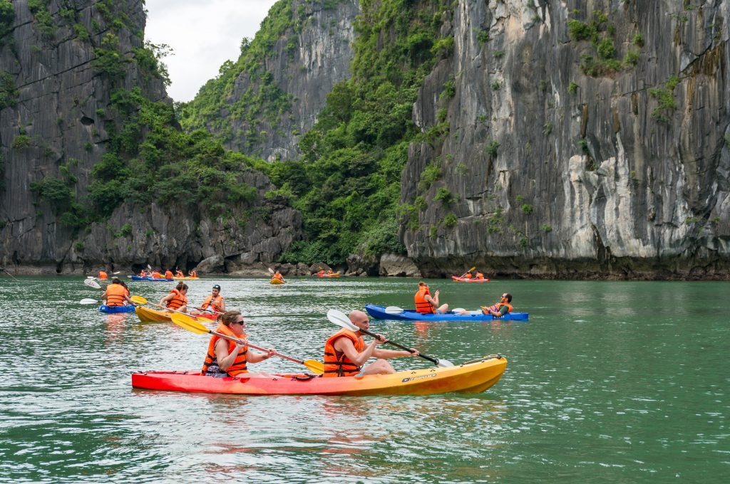 chèo thuyền kayak trên Vịnh Hạ Long