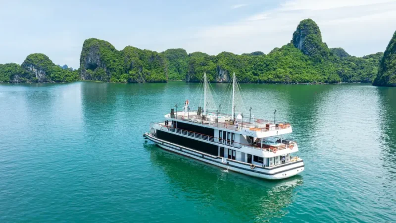 Du thuyền Iris cruise - Với tour tham quan Vịnh Hạ Long trong ngày