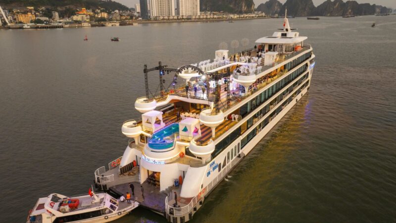 Du thuyền Luna Cruise Hạ Long trong ngày