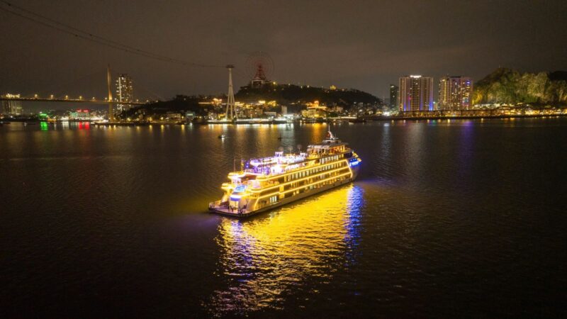 Du thuyền Luna Cruise Hạ Long trong ngày