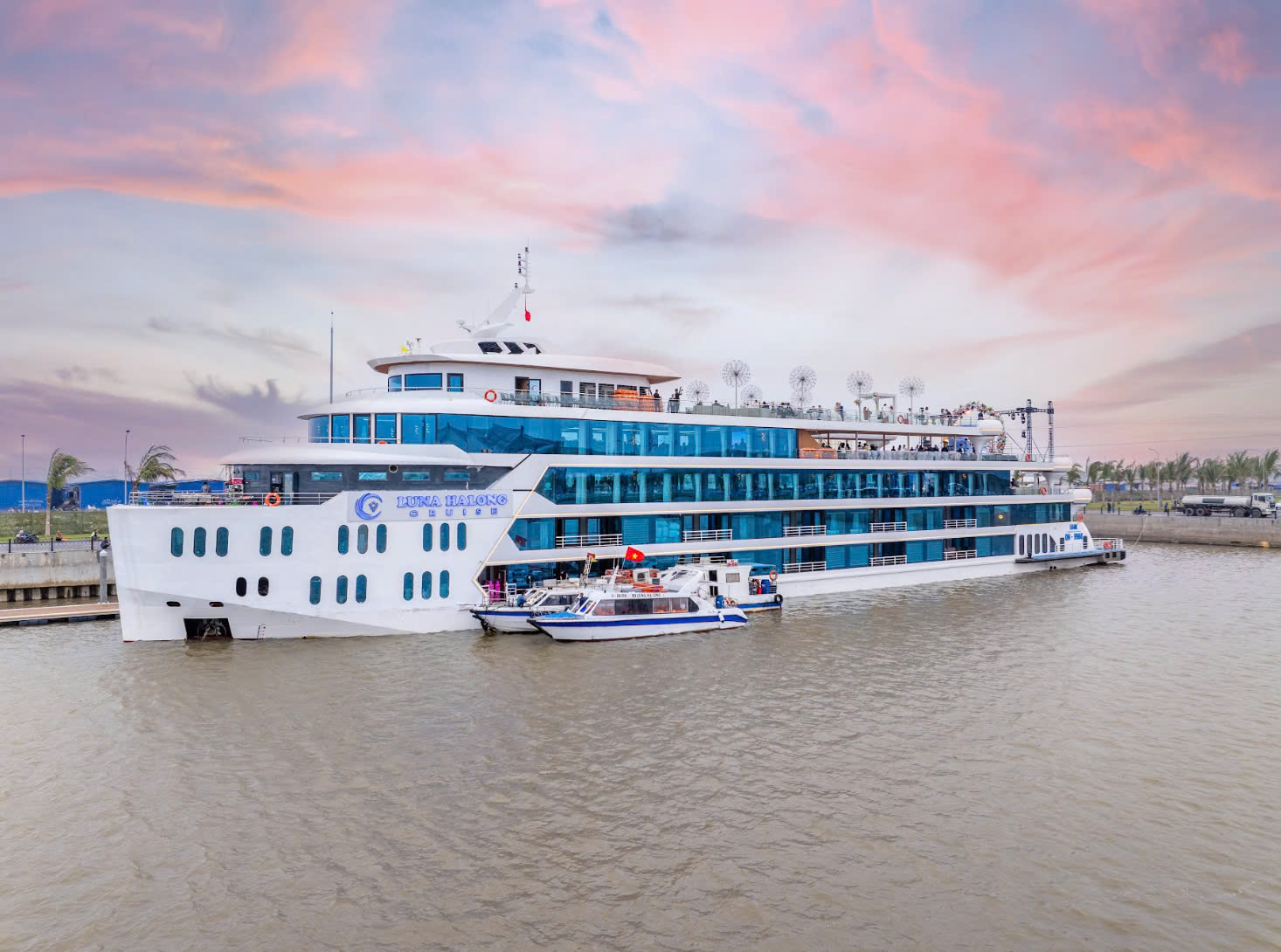 Du thuyền luna hạ long