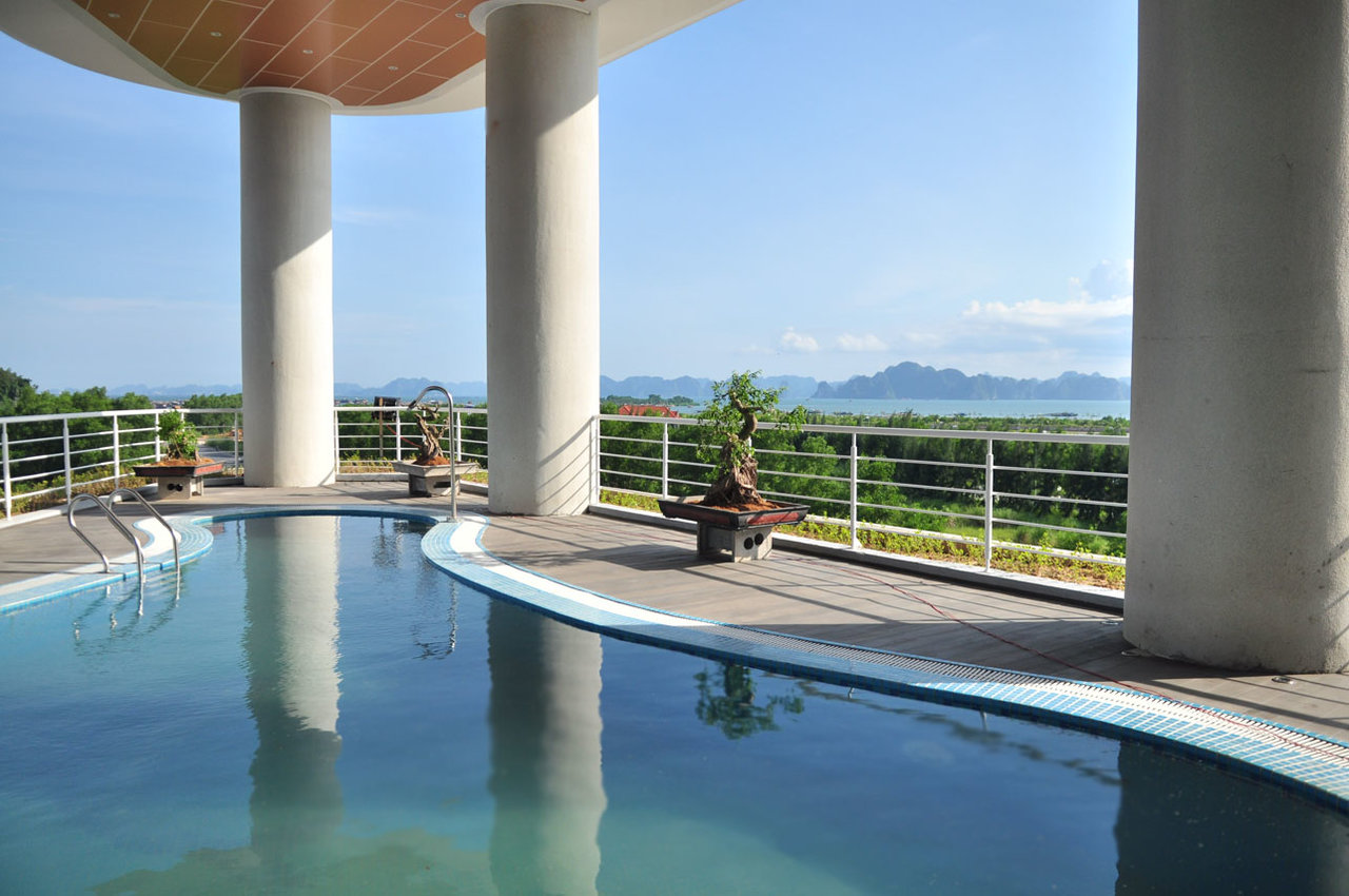 bể bơi của khách sạn