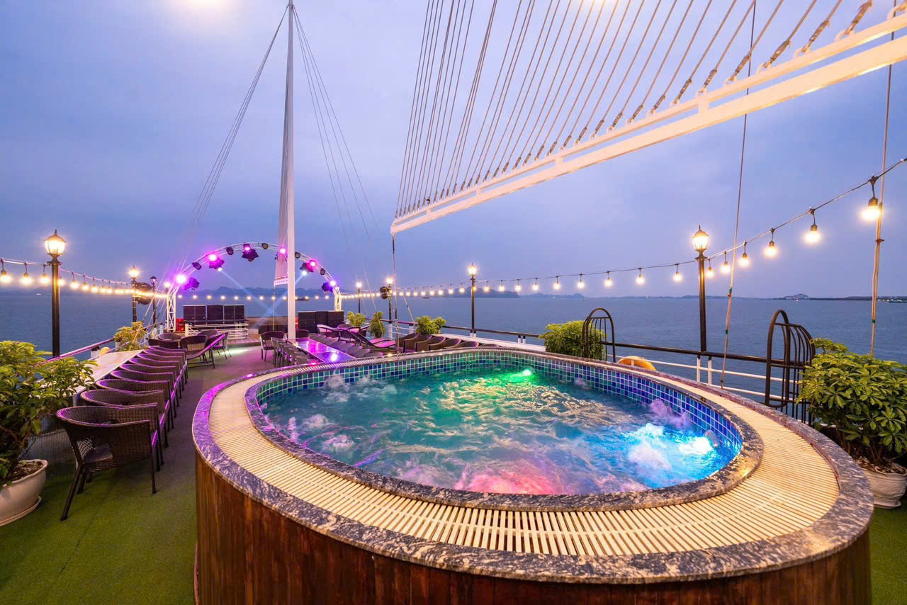 bê bơi trên du thuyền Vera