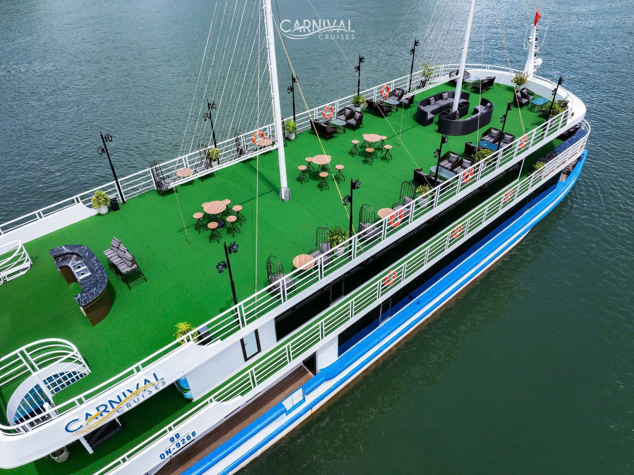 Du thuyền carniver Hạ Long